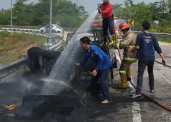 Petugas Damkar Lebak, saat memadamkan kobaran api di mobil yang terbakar, di Tol Rangkasbitung. (DOKUMEN DAMKAR)