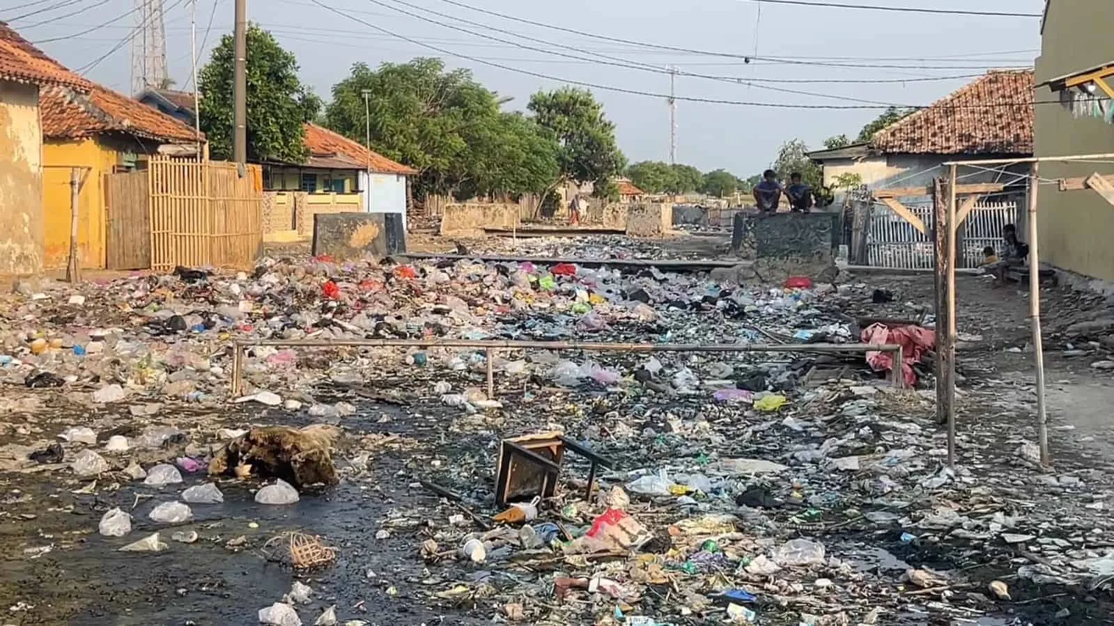 Sampah, nampak berserakan di Desa Lontar, Kecamatan Tirtayasa, Kabupaten Serang. (SIDIK/SATELITNEWS.COM)