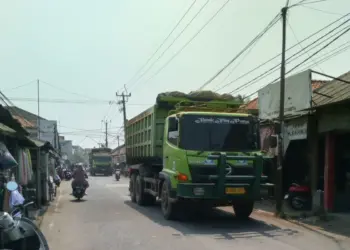 ILUSTRASI: Situasi di Jalan Raya Pakuhaji-Sepatan. Terlihat dump truk golongan IV melintas di luar jam operasional yang telah ditentukan oleh Perbup nomor 12 tahun 2022. (DOK/SATELIT NEWS)