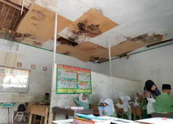 WAS-WAS: Situasi di ruang kelas MIS AL-Khaeriyah di Kampung Bojongloa, Desa Bojongloa, Kecamatan Cisoka. Terlihat para siswa sedang mengikuti kegiatan belajar-mengajar. Pihak sekolah selalu was-was saat KBM digelar, apalagi ketika kondisi hujan, Selasa (23/7). (ALFIAN HERIANTO)