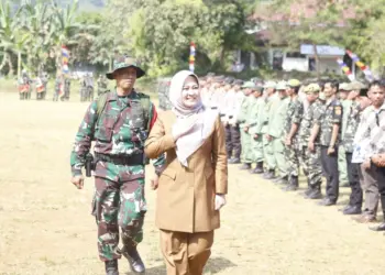 Bupati Pandeglang Irna Narulita, memeriksa pasukan dalam upacara pembukaan TMMD. (ADIB FAHRIE/SATELITNEWS.COM)