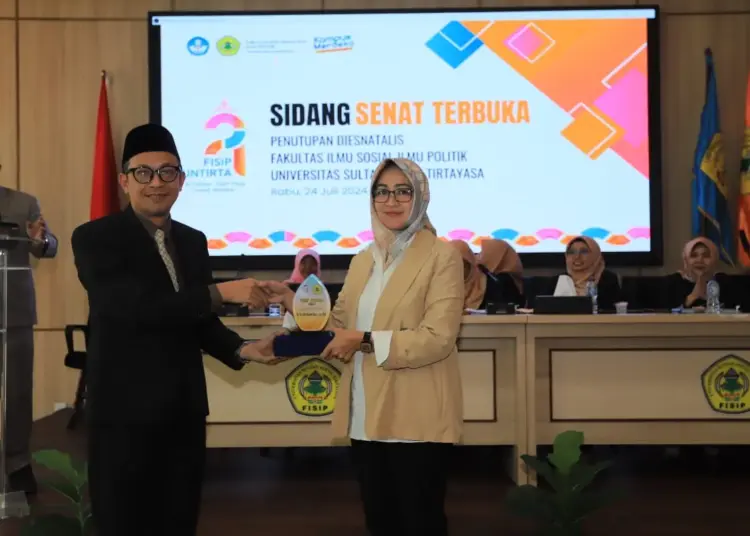 Airin Rachmi Diany, menerima penghargaan Fisip Award 2024. (ISTIMEWA)