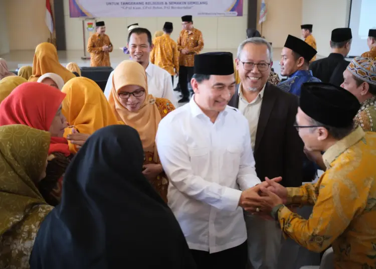 Mr Dim bersalaman dengan pengurus dan anggota AGPAII Banten, di acara Musda. (ISTIMEWA)