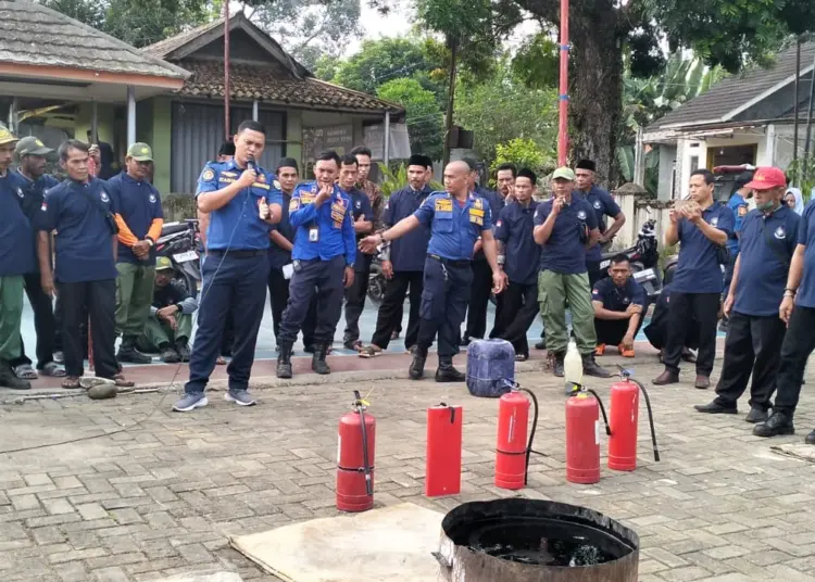 Petugas BPBDPK Kabupaten Pandeglang, menyampaikan keterangan penanganan kebakaran kepada warga Jiput. (ISTIMEWA)