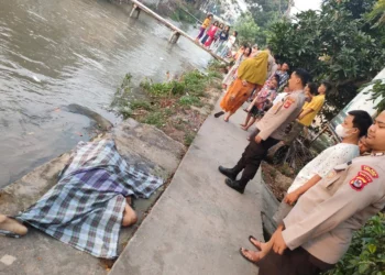 Jasad korban diduga tewas akibat tenggelam di Sungai, di evakuasi warga dan petugas Polisi. (ISTIMEWA)