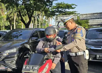 Personel Polres Tangsel saat melakukan razia. (ISTIMEWA)