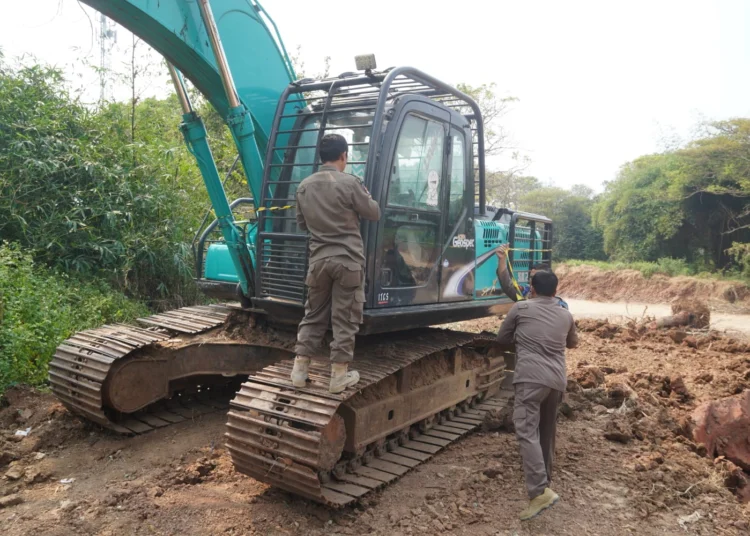 Petugas Satpol PP Kabupaten Tangerang menyegel alat berat di galian tanah. (ALFIAN/SATELITNEWS)