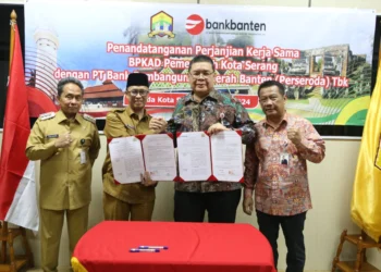 Direktur Utama Bank Banten Muhammad Busthami (kedua dari kanan) bersama Kepala BPKAD Kota Serang Imam Rana Hardiana (kedua dari kiri) saat menunjukkan PKS Penempatan RKUD. (ISTIMEWA)