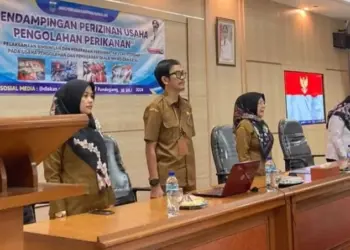 Pejabat Fungsional Perizinan DPMPTSP Pandeglang, Erik Daniswara (tengah), saat menghadiri sebuah acara pemerintahan. (ADIB FAHRIE/SATELITNEWS.COM)