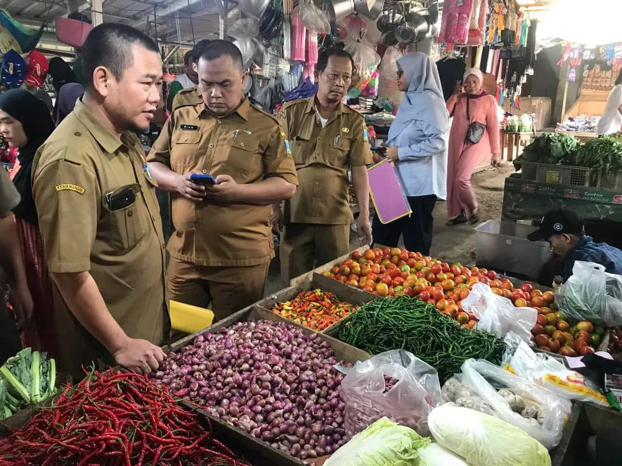 Sejumlah petugas Diskoumperindag Kabupaten Serang, melakukan sidak pasar, Rabu (31/7/2024). (SIDIK/SATELITNEWS.COM)