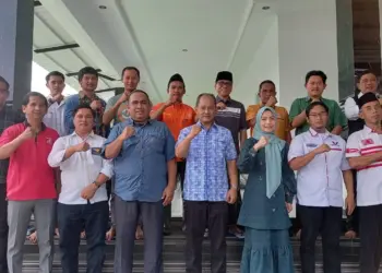 Pimpinan 8 Parpol non Parlemen di Kabupaten Serang, foto bersama di kediaman Yandri Susanto, Rabu (31/7/2024). (SIDIK/SATELITNEWS.COM)