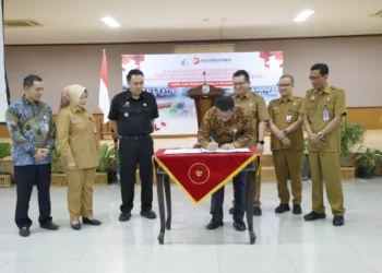 Pelaksana Tugas (Plt) Direktur Utama Bank Banten Rodi Judo Dahoro tengah menandatanganani Perjanjian Kerja Sama (PKS) bersama BPKAD dan Bapenda Pemerintah Kabupaten Lebak yang dilaksanakan di aula Multatuli, Sekretariat Daerah (Setda) Kabupaten Lebak, Selasa (2/7/2024). (LUTHFI/SATELITNEWS.COM)