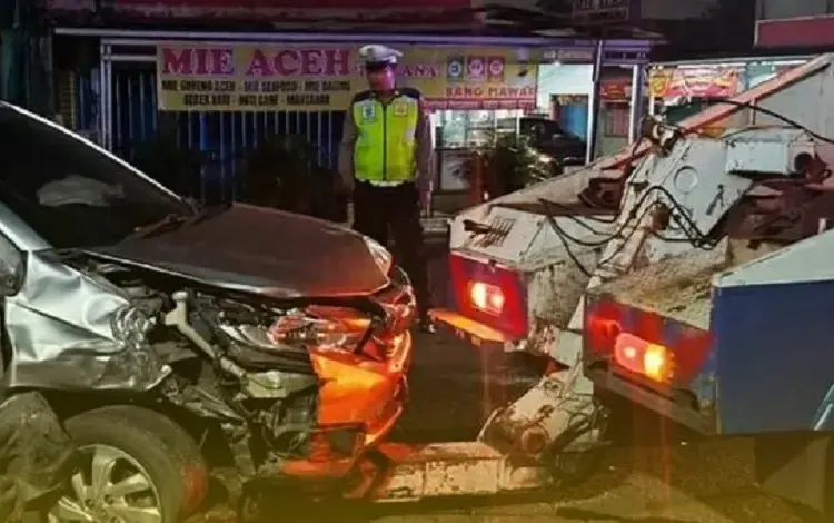 Dua Minibus Ringsek Setelah “Adu Banteng” di Ciputat