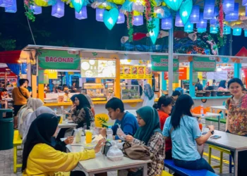 Pesta Kuliner Bermandi Cahaya Lampion Bunga di Taman Raya Tangerang