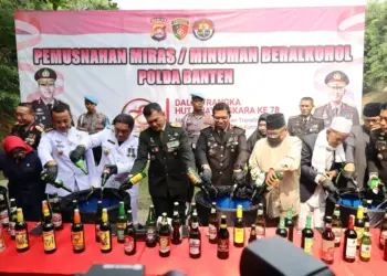 Peringati HUT Bhayangkara, Polda Banten Musnahkan 75.279 Botol Miras