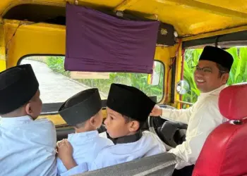 Ketika Arief Wismansyah Jadi Sopir Odong-odong untuk Anak-anak