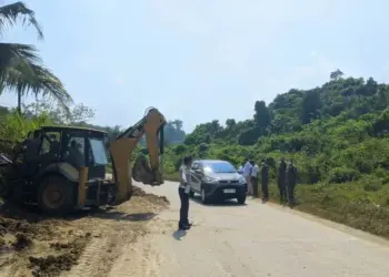 Petugas Gabungan Tertibkan Pasir Berakan di Bahu Jalan