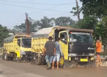 Warga Cimarga Sweeping Truk Basah, Begini Kata DLH Lebak