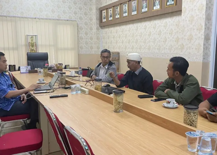 Koordinator F-PTK Banten Nurwarta Wiguna dan tim, sedang berdiskusi bersama WD III FKIP Untirta, Abdul Fatah dan jajarannya, membahas terkait pelestarian terumbu karang. (ISTIMEWA)