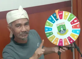 Koordinator F-PTK Banten, Nurwarta Wiguna, tunjukkan bukti keikutsertaan F-PTK dalam SDGs Award 2024 Banten. (ISTIMEWA)