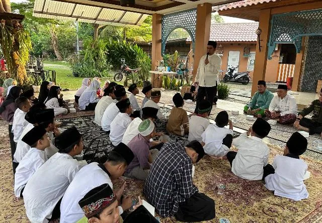 Tradisi, Arief Wismansyah dan Keluarga Santuni Puluhan Yatim dan Duafa