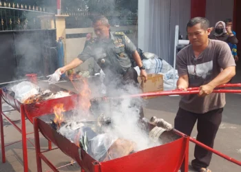 DIBAKAR: Suasana pemusnahan barang bukti tindak pidana narkoba dan pemalsuan yang sudah inkracht di halaman Kantor Kejaksaan Negeri (Kejari) Kabupaten Tangerang, Tigaraksa, Kamis (25/7). (FAJAR ADITYA)