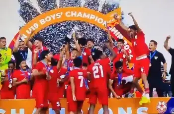 Tim masonal U-19 Indonesia merayakan keberhasilan menjadi juara Piala AFF U-19. Tampak manajer timnas Zaki Iskandar (paling kanan) turut merayakan keberhasilan timnya.  (ISTIMEWA)