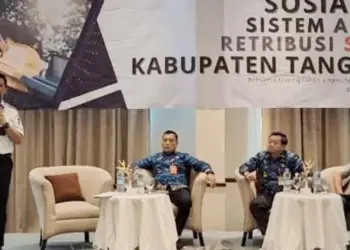 SOSIALISASI: Kepala DLHK Kabupaten Tangerang, Fachrul Rozi dalam kegiatan sosialisasi Sistem Aplikasi Retribusi Sampah di Hotel Aryaduta Karawaci,
Kabupaten Tangerang, Rabu (17/7/2024). (ISTIMEWA)