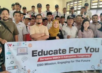 Educate For You: Membangun Literasi Digital di SMK Negeri 8 Kabupaten Tangerang