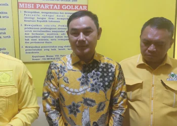 Ketua DPD Golkar Kabupaten Tangerang Mad Romli didampingi Sekretaris DPD Golkar Kabupaten Tangerang Amud saat memberikan keterangan kepada wartawan. (DOK SATELITNEWS.COM)