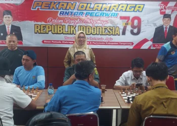 MENINJAU: Kepala Disporabudpar Kabupaten Tangerang Ratih Rahmawati didampingi oleh Kepala Bidang Olahraga Ali Marisan dan Koordinator Wasit dari Percasi Kabupaten Tangerang Dudy saat memantai jalannya kompetisi catur dalam rangka Pekan Olahraga Antar Pegawai Tingkat Kabupaten Tangerang 2024, dalam rangka peringatan HUT RI ke-79, di depan kantor Diaporabudpar, Selasa (13/8/2024). (ADITYA)