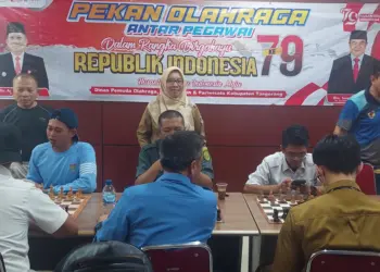 MENINJAU: Kepala Disporabudpar Kabupaten Tangerang Ratih Rahmawati didampingi oleh Kepala Bidang Olahraga Ali Marisan dan Koordinator Wasit dari Percasi Kabupaten Tangerang Dudy saat memantai jalannya kompetisi catur dalam rangka Pekan Olahraga Antar Pegawai Tingkat Kabupaten Tangerang 2024, dalam rangka peringatan HUT RI ke-79, di depan kantor Diaporabudpar, Selasa (13/8/2024). (ADITYA)