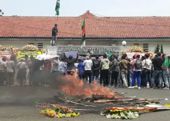 Baru Dilantik, Anggota DPRD Lebak Langsung Didemo Mahasiswa