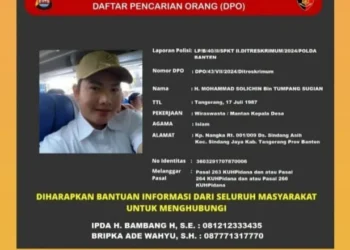 Poster berisikan mantan kades yang masuk daftar pencarian orang disebar Polda Banten. (ISTIMEWA)