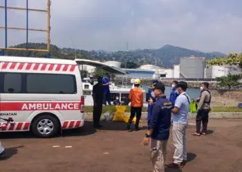 Petugas Kepolisian dan Basarnas Banten, melakukan evakuasi mayat di Pulorida. (ISTIMEWA)