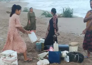 Sejumlah barang bawaan milik nelayan, dikumpulkan di pesisir pantai. Sementara, dari 7 nelayan yang dihantam ombak, 1 lainnya belum ditemukan. (ISTIMEWA)