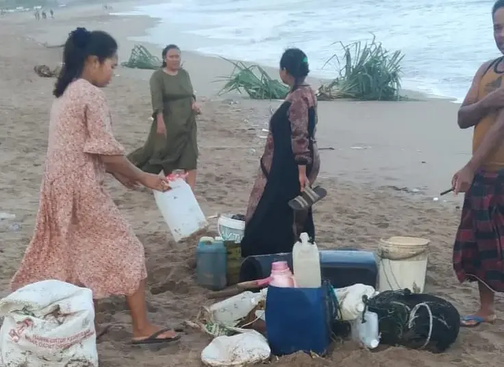 Sejumlah barang bawaan milik nelayan, dikumpulkan di pesisir pantai. Sementara, dari 7 nelayan yang dihantam ombak, 1 lainnya belum ditemukan. (ISTIMEWA)