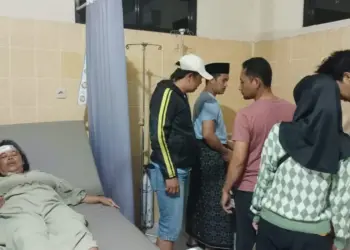 Korban tabrakan beruntun, mendapatkan perawatan intensif di Puskesmas Pulosari. (ISTIMEWA)