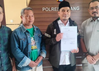 Jajaran pengurus DPC PKB Kabupaten Serang, tunjukkan bukti surat laporan kepolisian, Rabu (7/8/2024). (SIDIK/SATELITNEWS.COM)