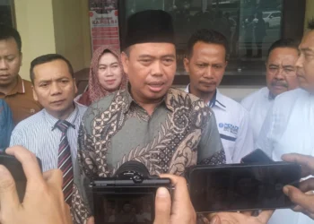 Sejumlah pengurus DPC PKB Pandeglang, menyampaikan keterangan kepada wartawan, usai menyampaikan laporan di Mapolres Pandeglang, Rabu (7/8/2024). (ADIB FAHRIE/SATELITNEWS.COM)