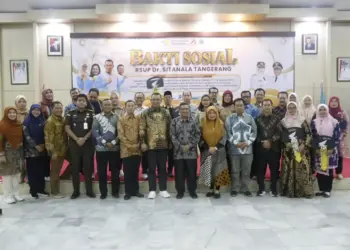 Para Dokter Spesialis dan Dirut RSUP Sitanala Tangerang, berfoto bersama dengan aparatur di lingkungan Pemkab Pandeglang, Kamis (8/8/2024). (ISTIMEWA)