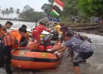 Korban tenggelam yang ditemukan tak bernyawa, dievakuasi oleh petugas gabungan, Kamis (8/8/2024). Kemudian, jasad korban dibawa ke rumah duka. (ISTIMEWA)