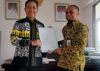 Sekda Kabupaten Serang, Nanang Supriatna (Kiri), menyerahkan surat pengunduran diri sebagai PNS ke Kepala BKPSDM Kabupaten Serang, Surtaman (Kanan). (SIDIK/SATELITNEWS.COM)