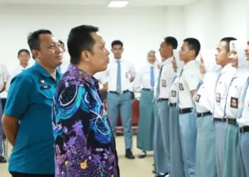 DIKLAT PASKIBRAKA: Pj Bupati Tangerang Andi Ony didampingi Kepala Badan Kesbangpol Kabupaten Tangerang Rudi Lesmana, saat membuka kegiatan Pemusatan Pendidikan dan Pelatihan Paskibraka Kabupaten Tangerang 2024 di Hotel Yasmin Binong Kecamatan Curug, Kamis (8/8/2024). (ISTIMEWA)