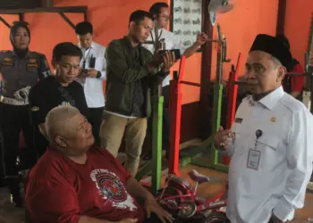 Pj Walikota Serang Yedi Rahmat saat meninjau tempat latihan Rizki Juniansyah Sasana Bulldog Gym di Perumahan RSS Pemda, Kota Serang, Jumat (9/8/2024). (LUTHFI/SATELITNEWS.COM)