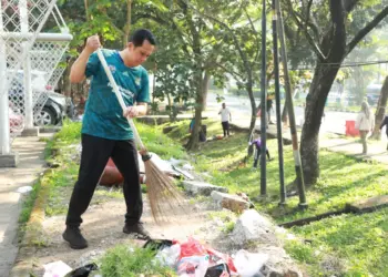 JUMSIH: Pj Bupati Tangerang Andi Ony memulai kegiatan Jumsih di sekitar Gedung Kantor Bupati Tangerang, kemudian dilanjutkan berjalan kaki ke arah Alun-Alun Tigaraksa, Jum'at (9/9/2024). (ISTIMEWA)