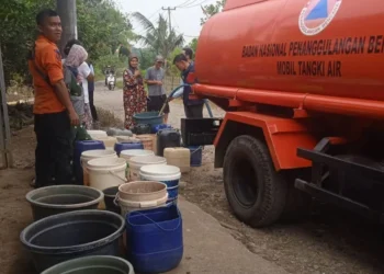 Petugas BPBDPK Kabupaten Pandeglang, salurkan air bersih kepada masyarakat yang membutuhkan. (ISTIMEWA)