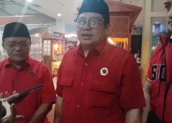 DIWAWANCARAI: Ketua DPC PDIP Kabupaten Tangerang, Irvansyah Asmat, saat wawancara dalam acara konsolidasi kader PDIP di G Town Square, Gading Serpong, Kecamatan Kelapa Dua, Minggu (11/8). (ALFIAN)