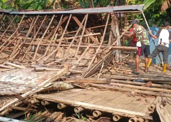 Rumah warga miskin di Kecamatan Banjar, Kabupaten Pandeglang, ambruk hingga rata dengan tanah, Minggu (11/8/2024). (ADIB FAHRIE/SATELITNEWS.COM)