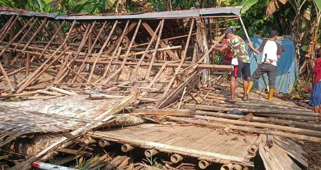 Rumah warga miskin di Kecamatan Banjar, Kabupaten Pandeglang, ambruk hingga rata dengan tanah, Minggu (11/8/2024). (ADIB FAHRIE/SATELITNEWS.COM)